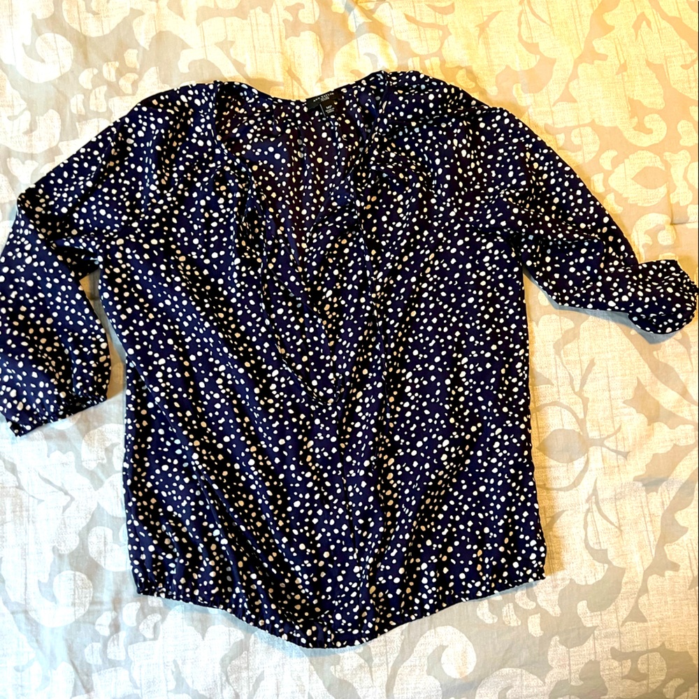 LOFT navy and white speckled top;